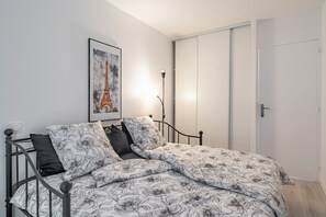 3 makuuhuonetta, työpöytä, silitysrauta/-lauta, ilmainen Wi-Fi