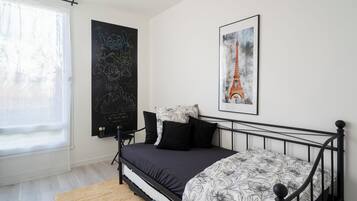 3 bedrooms, desk, iron/ironing board, free WiFi