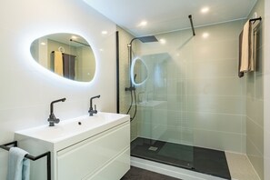 Shower, hair dryer, towels, shampoo - F4 Family apartment between Paris & Disneyland (Lognes)