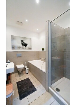 Hårtork, tvål och toalettpapper