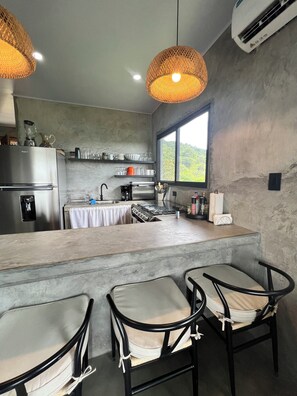 Een koelkast, een magnetron, een oven, een kookplaat