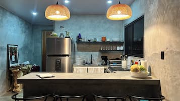 Een koelkast, een magnetron, een oven, een kookplaat