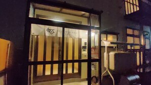 Entrada de un edificio con un letrero que dice "Gy Minso".