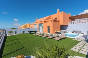 Outdoor pool, a heated pool - Villa Vista Atlantico (Castillo Caleta de Fuste)