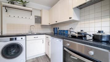 Fridge, oven, stovetop, coffee/tea maker