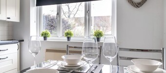 2 double Bedroom apartment minutes from the high street and station