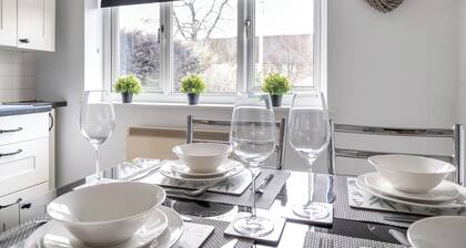 2 double Bedroom apartment minutes from the high street and station