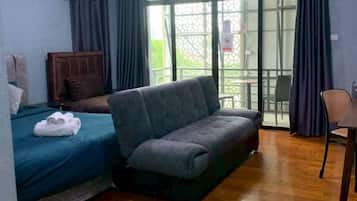 Quarto triplo, vista para a cidade | Wi-Fi de cortesia, roupa de cama