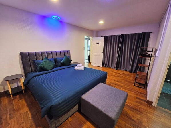 Desk, laptop workspace, free WiFi - Grabsleep&Khokeng (Bangkok)