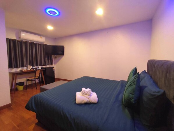 Desk, laptop workspace, free WiFi