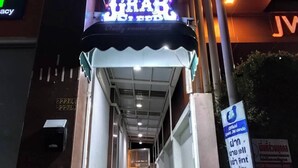 A hotel entrance with a neon sign reading "GRAB". - Grabsleep&Khokeng (Bangkok)