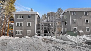 A multi-story building with a balcony, surrounded by snow. - Cozy two bedroom Breckenridge, steps away from Bus stop to mountain and downtown (Breckenridge)