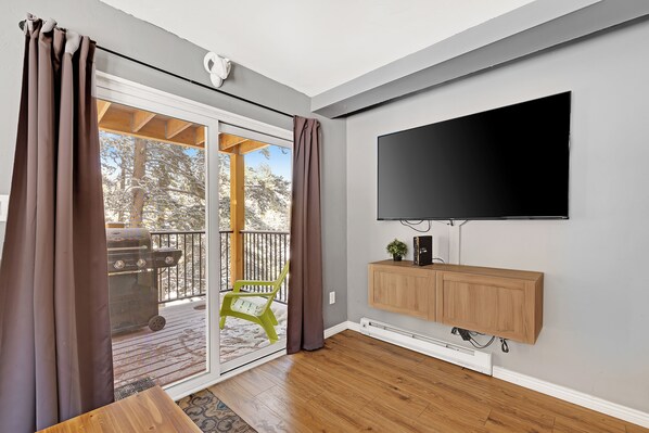 TV - Cozy two bedroom Breckenridge, steps away from Bus stop to mountain and downtown (Breckenridge)