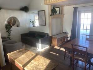 Smart TV - Charming Straw Bale Cottage Near Jay Peak – Cozy, Romantic, and Stylish Escape (Jay)