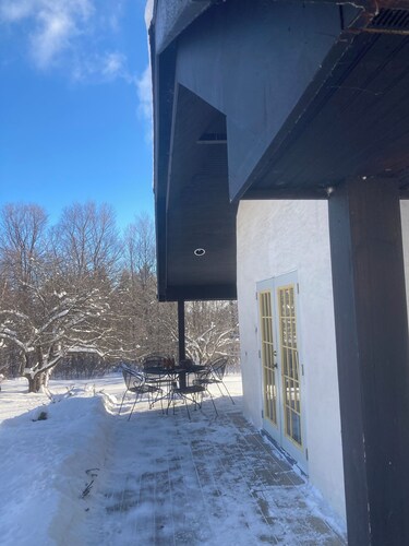 Charming Straw Bale Cottage Near Jay Peak – Cozy, Romantic, and Stylish Escape