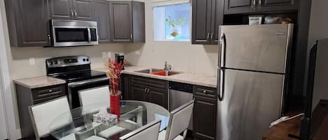 Refrigerador, microondas, horno y parrilla de estufa
