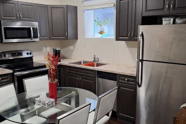 Refrigerador, microondas, horno y parrilla de estufa