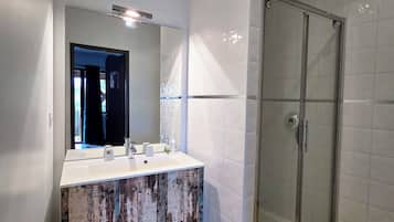Doppia Comfort | Bagno | Doccia, asciugacapelli, sapone, shampoo