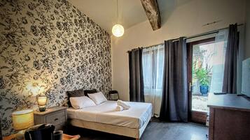 Comfort Double Room | Premium bedding, free cribs/infant beds, free WiFi, bed sheets