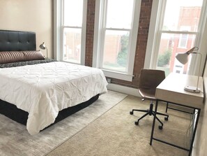 2 habitaciones, escritorio, tabla de planchar con plancha y wifi
