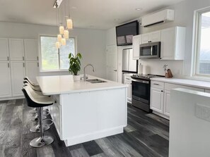 Four à micro-ondes, un four, surface de cuisson, lave-vaisselle