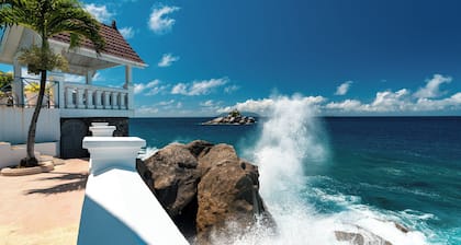 Blue Rhapsody Villa with Ocean View and Tropical Garden