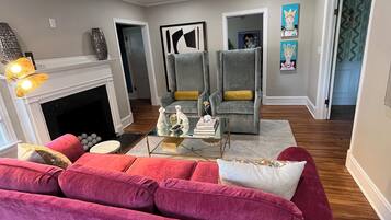 TV connectée, cheminée, livres