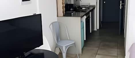 Apartamento | Cozinha privada | Chaleira elétrica, torradeira