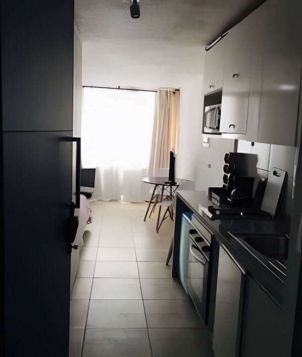 Apartment | Private kitchen | Electric kettle, toaster - Estudio Urbano en Santiago (Santiago)