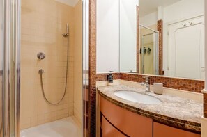Regadera, secadora de cabello, bidet, toallas