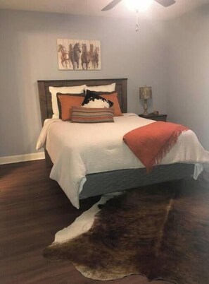 2 bedrooms, iron/ironing board, WiFi, bed sheets - 2-bedroom condo in charming Oxford within walking distance of the stadium. (Oxford)