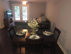 Dining - 2-bedroom condo in charming Oxford within walking distance of the stadium. (Oxford)