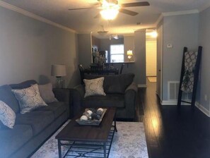 Smart TV - 2-bedroom condo in charming Oxford within walking distance of the stadium. (Oxford)