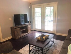 Smart TV - 2-bedroom condo in charming Oxford within walking distance of the stadium. (Oxford)