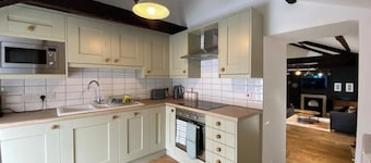 The Penthouse, 2 bed flat, sleeps 4, Brampton Town Centre, Hadrian’s Wall