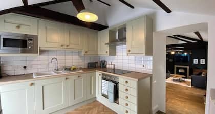 The Penthouse, 2 bed flat, sleeps 4, Brampton Town Centre, Hadrian’s Wall