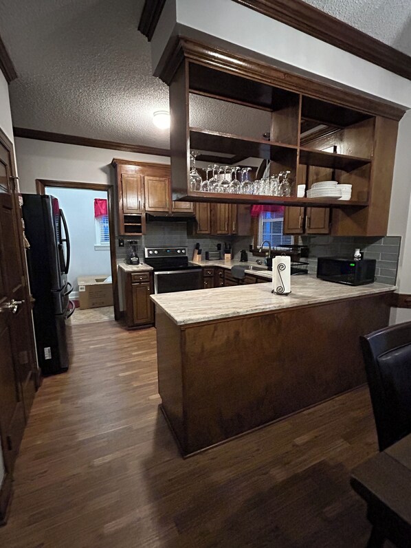 Microwave, oven, stovetop, dishwasher - Charming 3-bedroom house with WiFi, AC in awesome Rocky Mount (Rocky Mount)