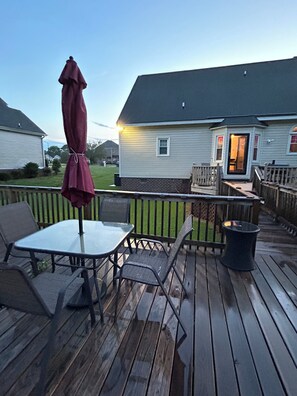 Outdoor dining - Charming 3-bedroom house with WiFi, AC in awesome Rocky Mount (Rocky Mount)