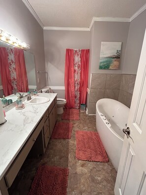 Baignoire Ă jets, sĂšche-cheveux, serviettes fournies, papier toilette
