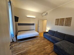 2 bedrooms, in-room safe, desk, iron/ironing board