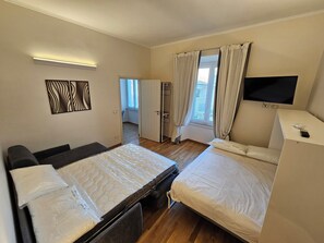 2 bedrooms, in-room safe, desk, iron/ironing board