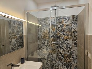 Hair dryer, bidet, towels, soap - Ÿou'RHome Suite- Your suite in the heart of Rome. On vacation as at home (Roma)