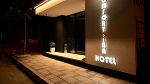 Una entrada de hotel moderna con un letrero que dice 'COMFORT IN HOTEL'.