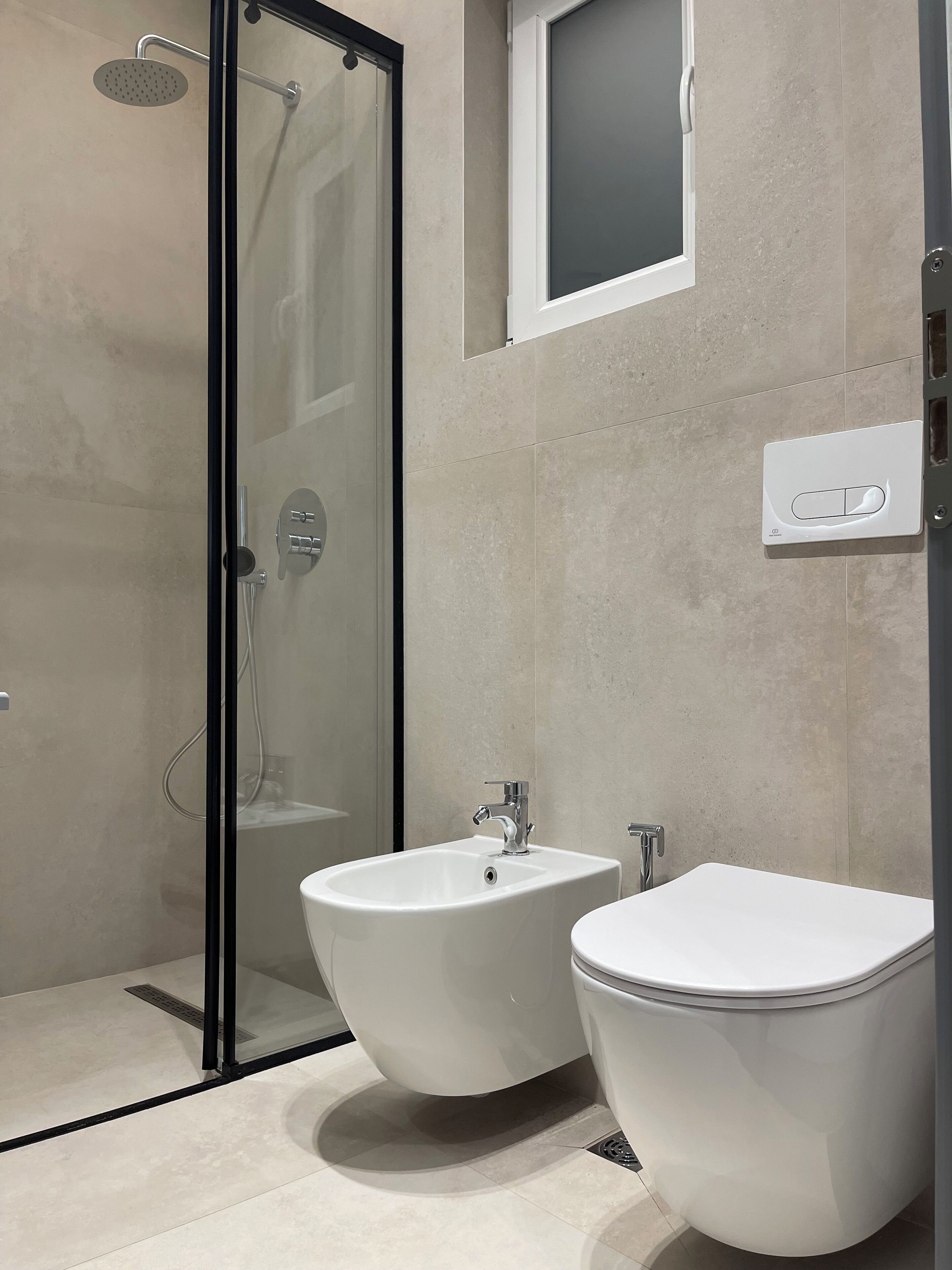 Habitación con 1 cama doble o 2 individuales | Baño | Ducha, artículos de higiene personal de diseño y secador de pelo