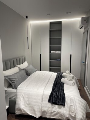 Apartamento | Cortinas opacas, sistema de insonorización, wifi gratis y ropa de cama