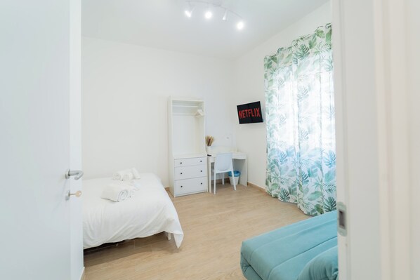 1 bedroom, desk, WiFi, bed sheets