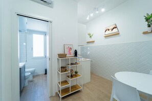 تجهيزات دش، مجففات شعر، مراحيض شطف، مناشف