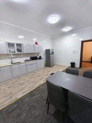 Phòng Suite Deluxe | Bếp riêng | Bếp nấu, dụng cụ pha cà phê/trà, ấm điện 