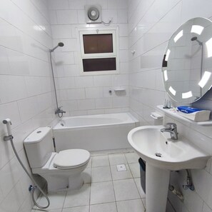 Un bagno con un water, un lavandino e una vasca da bagno.
