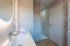 Een douche, handdoeken